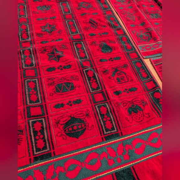 Vintage Red Christmas Holiday Towel set Green Gold Holly Ornaments Set Of 3 - Picture 5 of 16